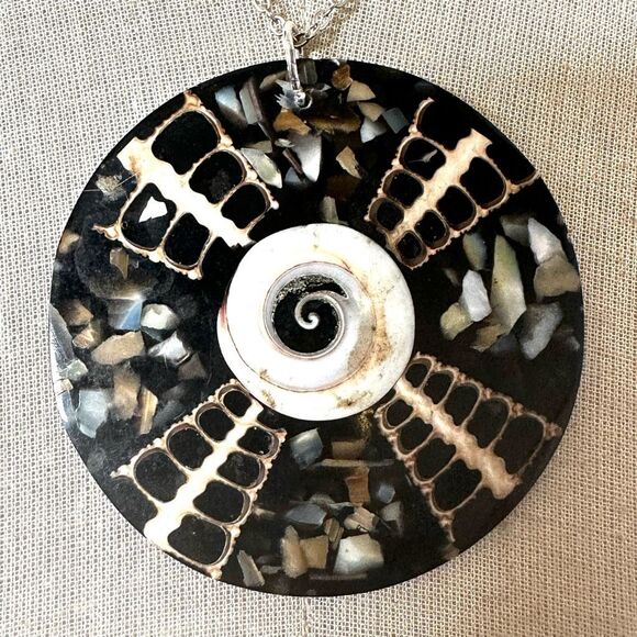 Large abalone round pendant necklace - Picture 2 of 9